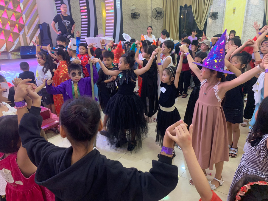 Các em nhỏ hòa mình vào những trò chơi hấp dẫn tại lễ hội Halloween ở thị xã Ayun Pa. Ảnh: Vũ Chi Các em nhỏ hòa mình vào những trò chơi hấp dẫn tại lễ hội Halloween ở thị xã Ayun Pa Ảnh: Vũ Chi