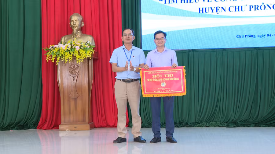 Ban Tổ chức trao giải Nhất cho Cụm công đoàn cơ sở khối UBND huyện. Ảnh: Hồng Thương