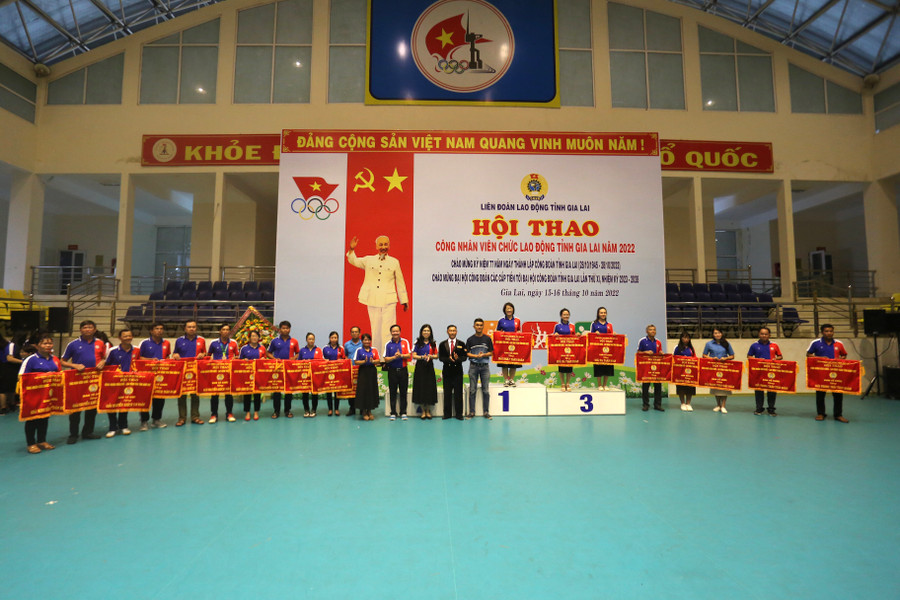 Ban tổ chức trao giải cho các đơn vị có thành tích cao toàn đoàn Ảnh: Văn Ngọc