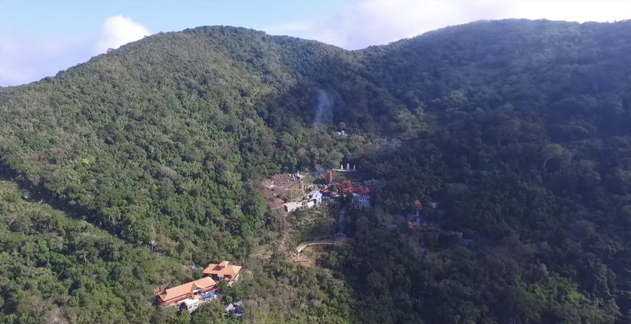  Núi Tà Cú nhìn từ trên cao. Ảnh: Anh Hải