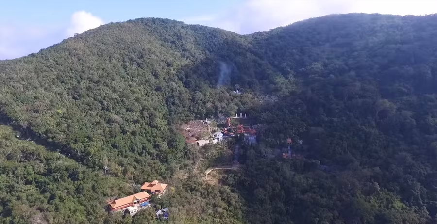  Núi Tà Cú nhìn từ trên cao. Ảnh: Anh Hải