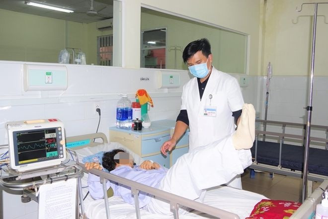 Bác sĩ tập vật lý trị liệu cho một bệnh nhân đột quỵ nhồi máu não cấp sau khi được cứu sống. Ảnh: BV 175 Bác sĩ tập vật lý trị liệu cho một bệnh nhân đột quỵ nhồi máu não cấp sau khi được cứu sống. Ảnh: BV 175