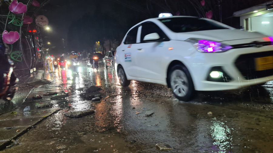 Đất đá kéo tràn ra đường sau cơn mưa lớn khiến các phương tiện tham gia giao thông gặp khó khăn. Ảnh: Ngọc Sang