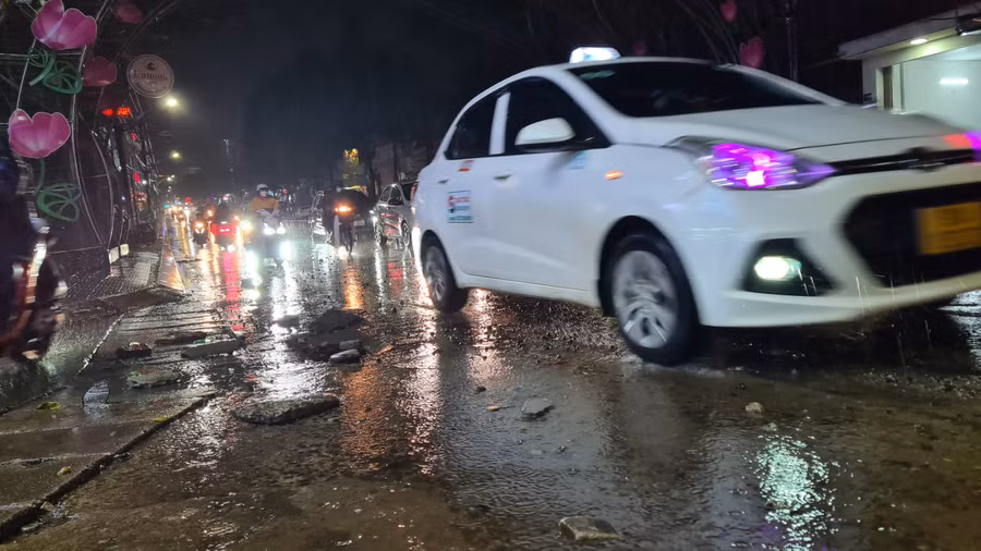 Đất đá kéo tràn ra đường sau cơn mưa lớn khiến các phương tiện tham gia giao thông gặp khó khăn. Ảnh: Ngọc Sang