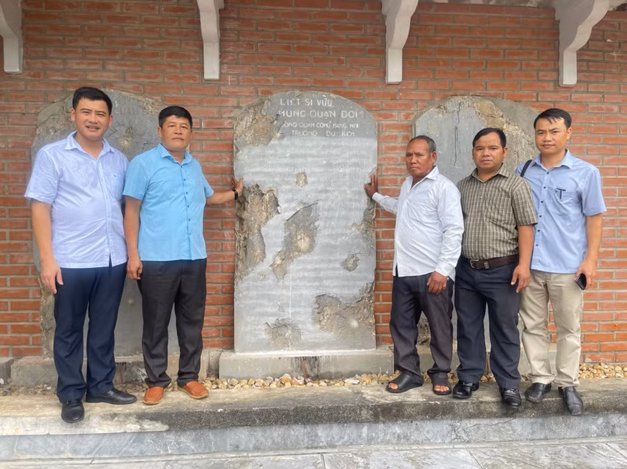  Đoàn công tác Huyện ủy Đak Đoa bên cạnh bia Anh hùng Wừu tại Nghĩa trang Liệt sĩ huyện Vĩnh Linh (ảnh đoàn công tác cung cấp).