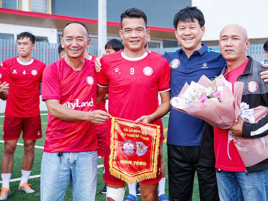 HLV Vũ Tiến Thành (thứ 2 từ phải sang) đánh giá HAGL là đội bóng rất hay nên việc kiếm điểm trên sân khách là rất khó khăn. Ảnh: CLB TP.HCM