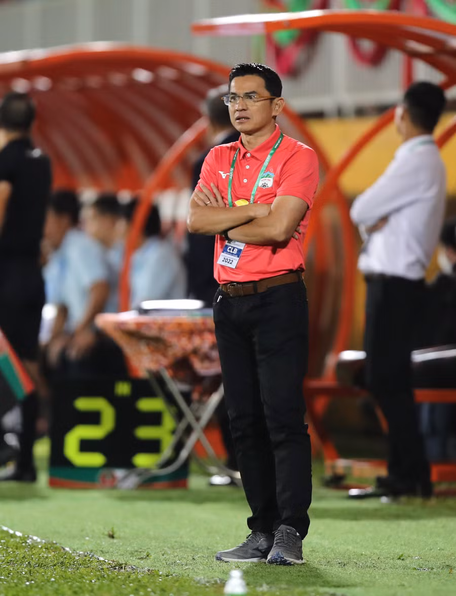 HLV Kiatisak bó tay trước đà lao dốc không phanh của HAGL. Ảnh: Minh Trần