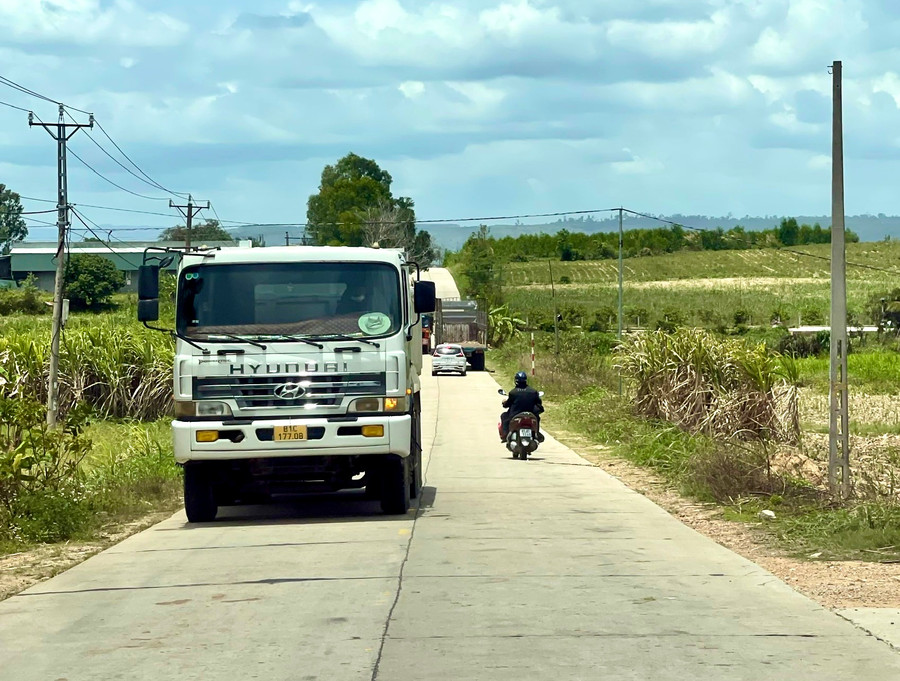 Nhiều tuyến đường liên huyện, xã, đường giao thông nông thôn được đầu tư xây dựng kết nối vào các tuyến quốc lộ tạo thuận lợi về giao thương, phát triển kinh tế-xã hội. Ảnh: Minh Nguyễn