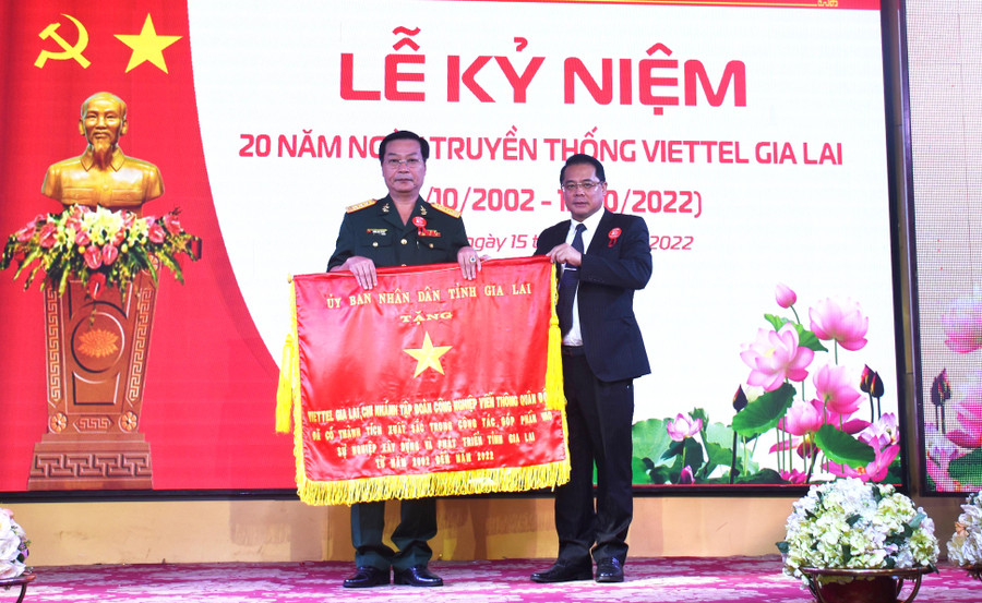Phó Chủ tịch UBND tỉnh Hồ Phước Thành tặng cờ “Vì sự nghiệp xây dựng và bảo vệ tỉnh Gia Lai” của UBND tỉnh cho Viettel Gia Lai . Ảnh: Hồng Thương