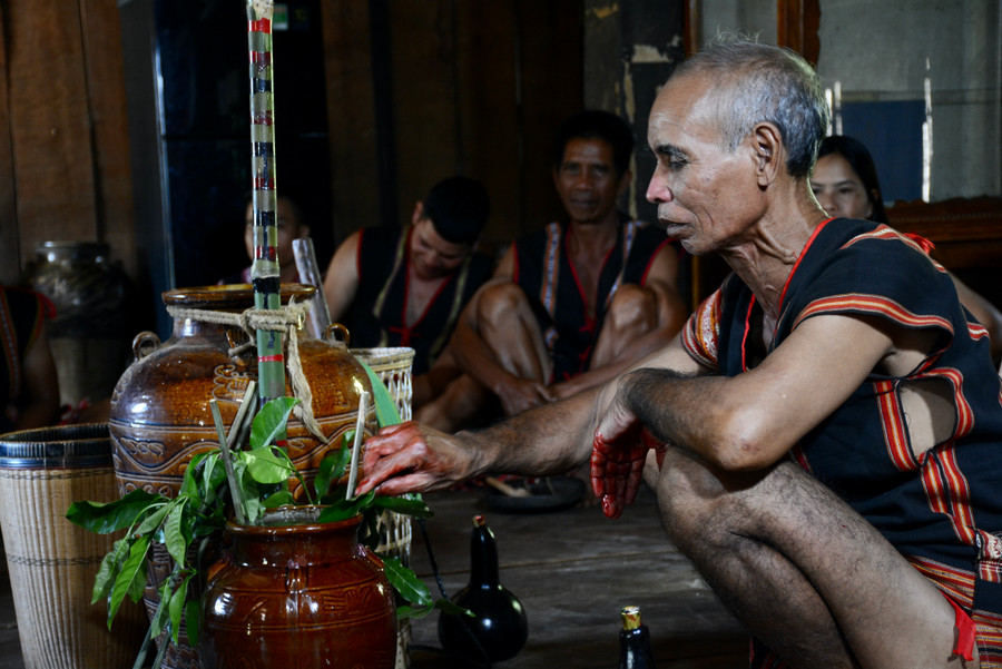 Sau lễ cúng ở ruộng, ông Phăn tiếp tục nghi lễ tại ngôi nhà sàn của gia đình.JPG