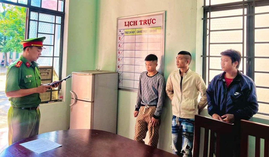 Cơ quan Cảnh sát Điều tra Công an thị xã An Khê đọc lệnh bắt tạm giam 3 đối tượng.Ảnh-Công an cung cấp