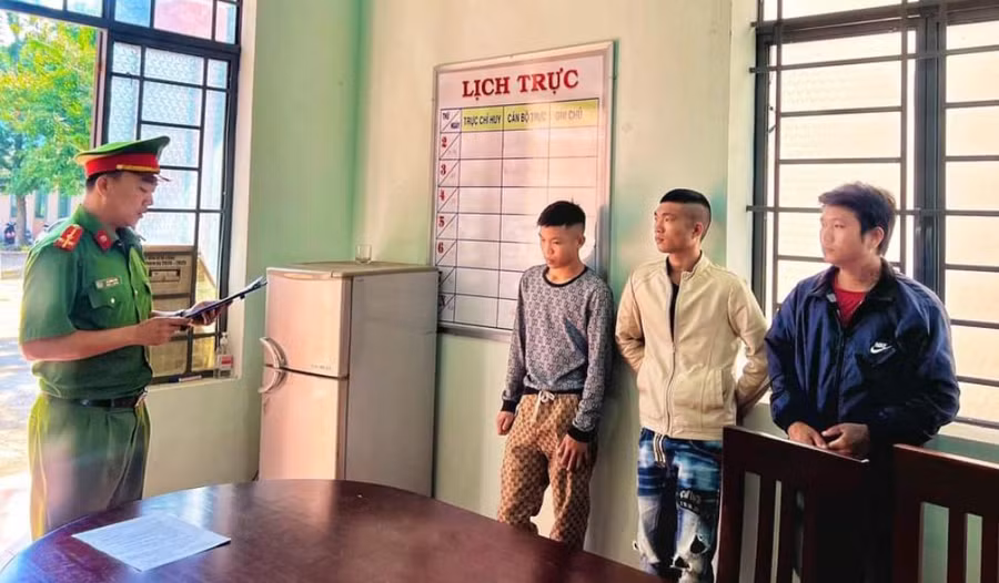 Cơ quan Cảnh sát Điều tra Công an thị xã An Khê đọc lệnh bắt tạm giam 3 đối tượng.Ảnh-Công an cung cấp