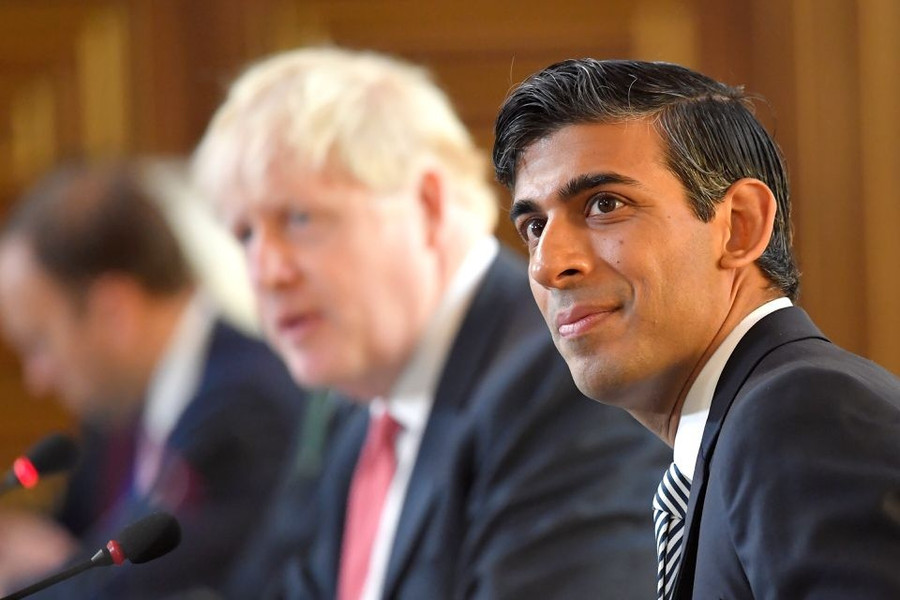 Cựu Bộ trưởng Tài chính Rishi Sunak (phải) cùng cựu Thủ tướng Anh Boris Johnson trong cuộc họp nội các hồi năm 2020. Ảnh: Reuters