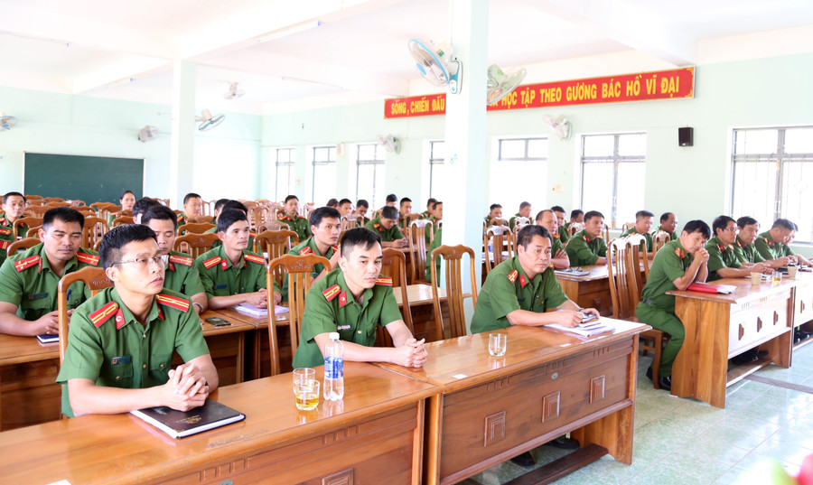 Các đại biểu tham gia lễ Bế giảng lớp tập huấn. Ảnh: Nguyễn Hữu