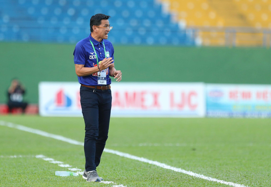 HLV Kiatisak cho rằng các cầu thủ HAGL cần phải tự cứu lấy mình. Ảnh: Văn Ngọc