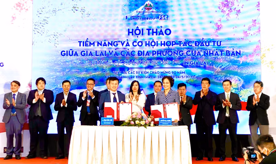 Công ty cổ phần Shinec ký kết hợp tác đầu tư với Công ty cổ phần Sản xuất và xuất nhập khẩu Việt Phúc tại hội thảo giữa Gia Lai và các địa phương Nhật Bản. Ảnh: Hà Duy
