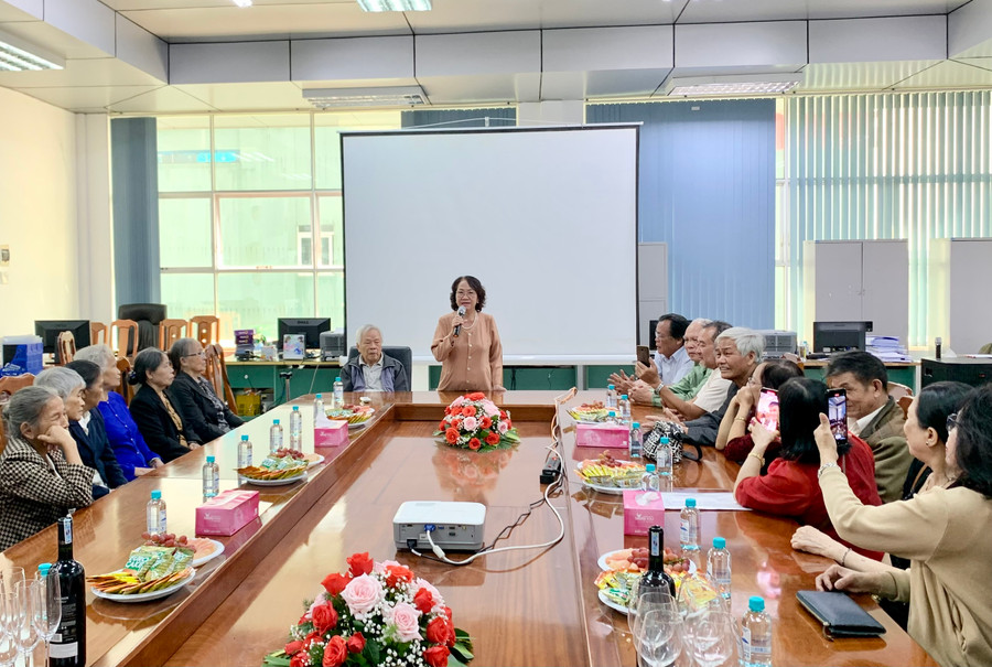 Các đồng nghiệp dân y chiến trường Gia Lai- Kon Tum xúc động trong ngày gặp lại. Ảnh: Như Nguyện