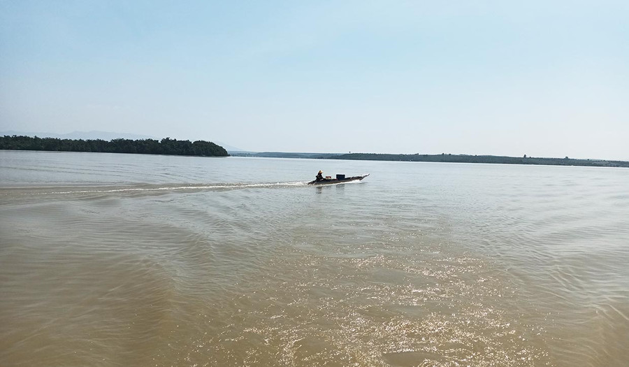 Diện tích mặt hồ thủy điện Sê San 4 rộng đến hơn 5.100 ha, nước ngập sâu nên những quả đồi trước kia giờ thành hàng chục hòn đảo lớn nhỏ trên lòng hồ. Ảnh: Thanh Phong