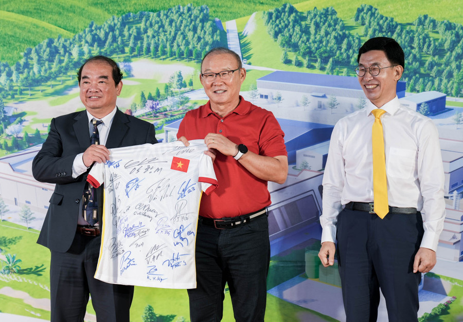 Ông Park Hang Seo tặng chiếc áo có chữ ký của các cầu thủ đội tuyển VN cho lãnh đạo H. Đơn Dương. Ảnh: VL
