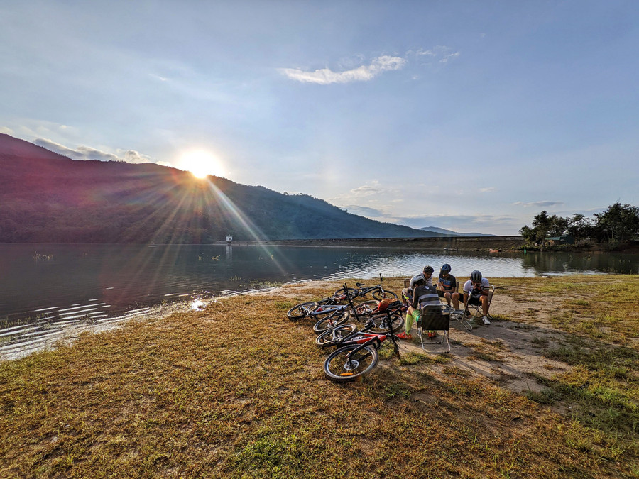 Đón bình minh ở đập Tân Sơn. Ảnh: Trần Gioan 