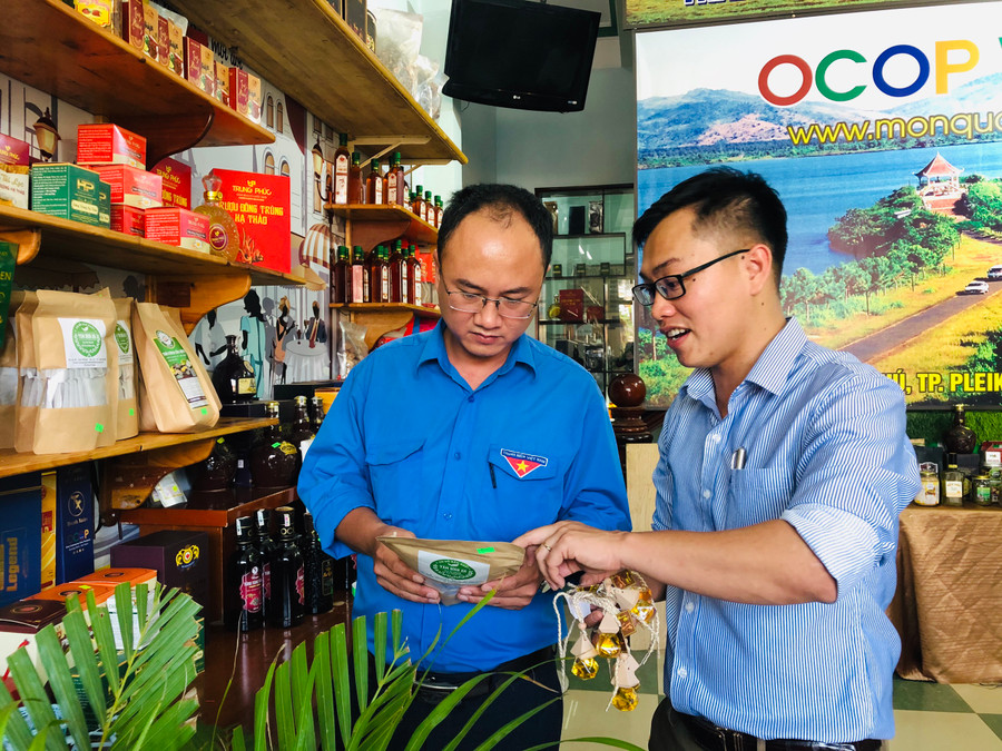 Anh Thái Nguyễn Trung Thành (bìa phải) là 1 trong 32 cá nhân toàn quốc vinh dự được nhận giải thưởng Lương Định Của năm 2022. Ảnh: Phan Lài Anh Thái Nguyễn Trung Thành (bìa phải) là 1 trong 32 cá nhân toàn quốc vinh dự được nhận giải thưởng Lương Định Của năm 2022. Ảnh: Phan Lài