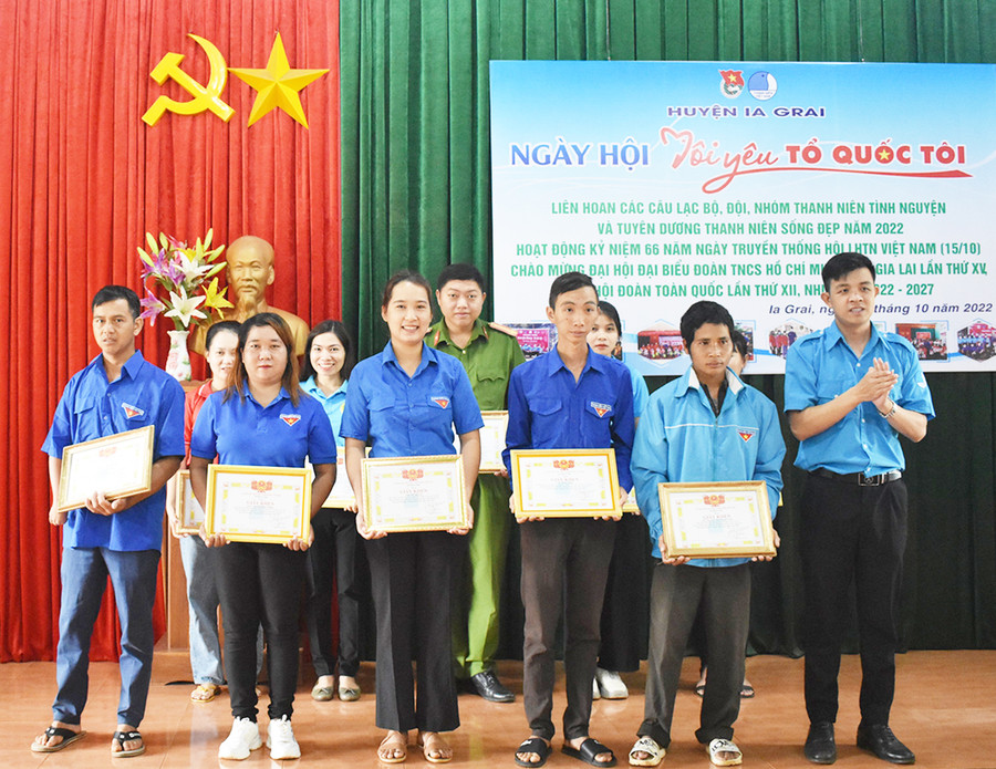 Huyện Đoàn, Hội Liên hiệp thanh niên Việt Nam huyện Ia Grai tặng giải thưởng “Thanh niên sống đẹp” năm 2022 cho 10 thanh niên tiêu biểu. Ảnh: Phan Lài Huyện Đoàn, Hội Liên hiệp thanh niên Việt Nam huyện Ia Grai tặng giải thưởng “Thanh niên sống đẹp” năm 2022 cho 10 thanh niên tiêu biểu. Ảnh: Phan Lài