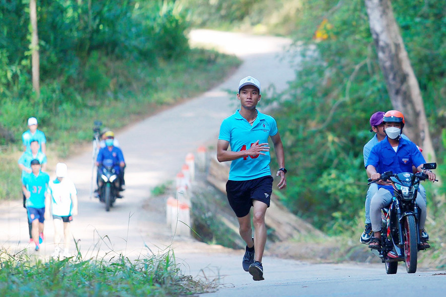 Các vận động viên trải qua thử thách với những con dốc dài, uốn lượn. Ảnh: Đức Thụy