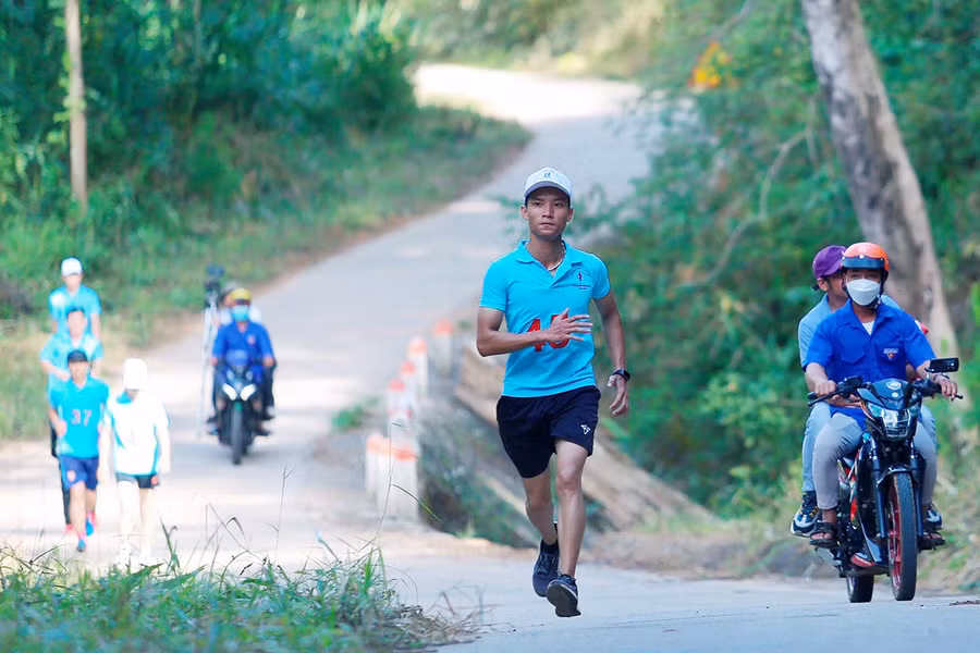 Các vận động viên trải qua thử thách với những con dốc dài, uốn lượn. Ảnh: Đức Thụy