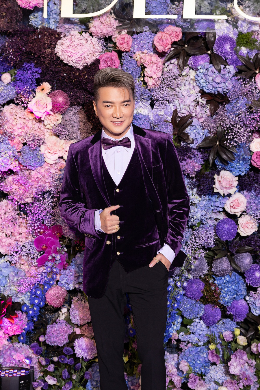 Đàm Vĩnh Hưng thể hiện loạt ca khúc như Soái ca, Em đổ anh chưa, Biển tình. Ảnh: BTC