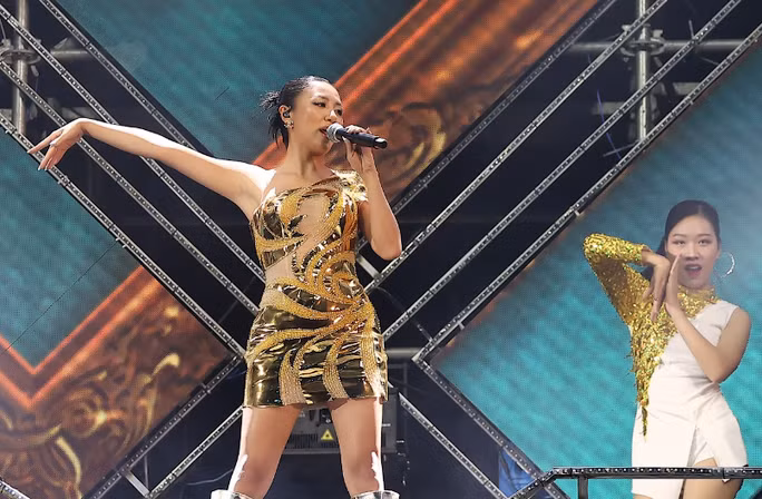 Văn Mai Hương với phần trình diễn bốc lửa