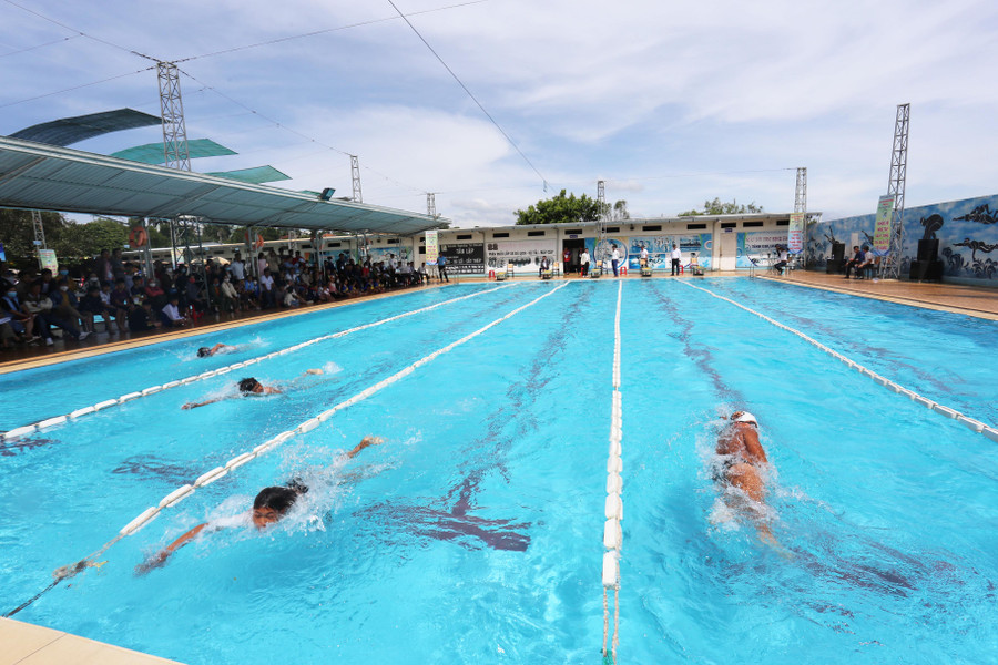 Giải Bơi học sinh phổ thông toàn tỉnh lần thứ III thu hút gần 250 vận động viên tham gia. Ảnh: Văn Ngọc