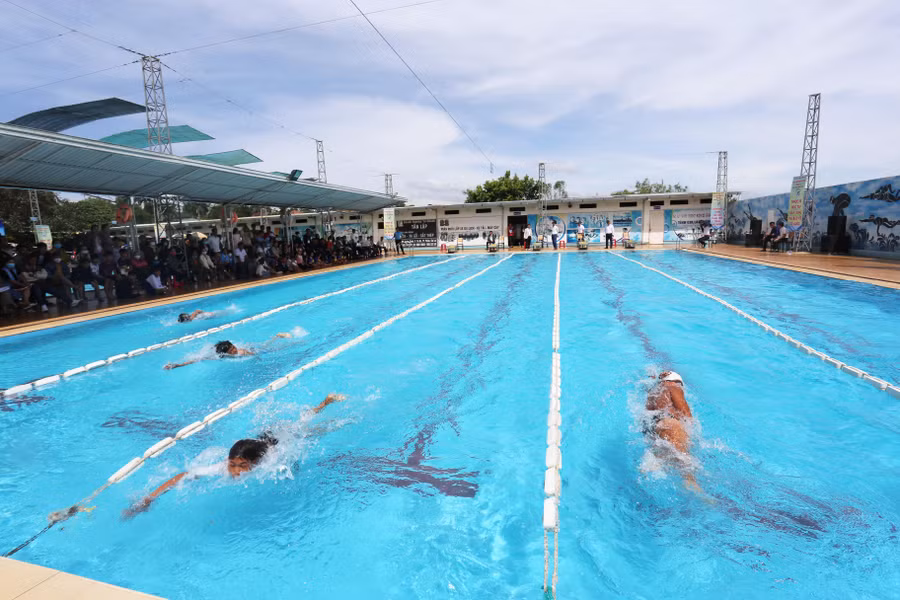 Giải Bơi học sinh phổ thông toàn tỉnh lần thứ III thu hút gần 250 vận động viên tham gia. Ảnh: Văn Ngọc