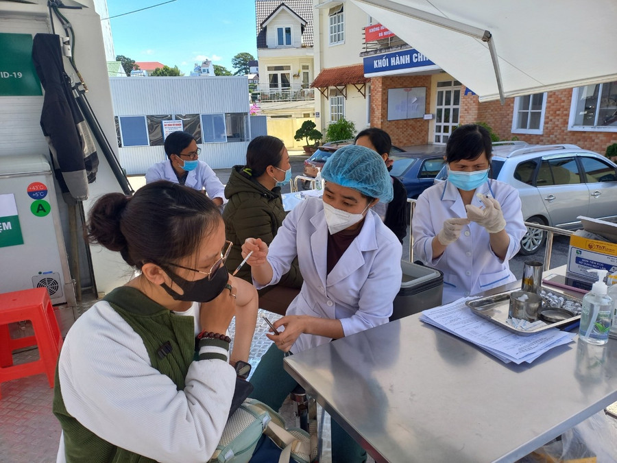 Đội ngũ y tế vất vả trong phòng chống dịch. Ảnh: L.V