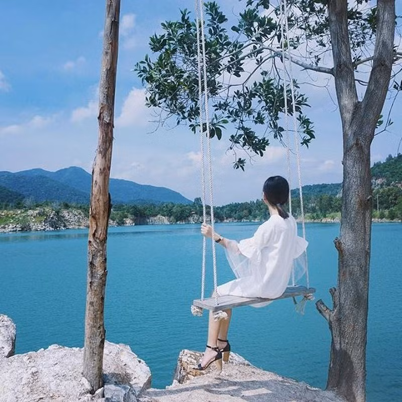 Hồ Đá Xanh. Ảnh: Bazan Travel