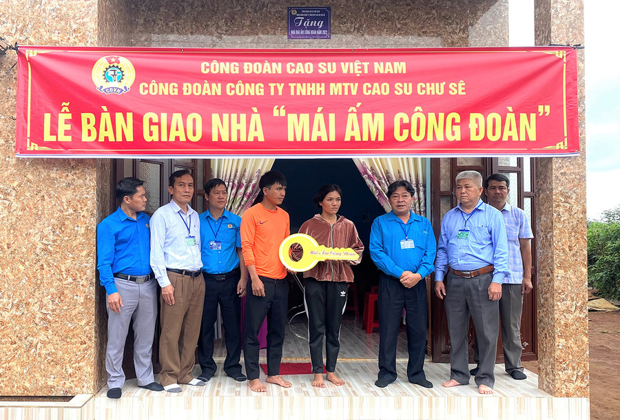 Ông Phan Mạnh Hùng-Chủ tịch Công đoàn Cao su Việt Nam trao nhà "Mái ấm Công đoàn" cho công nhân dân tộc thiểu số khó khăn. Ảnh: Hà Đức Thành Ông Phan Mạnh Hùng-CT Công đoàn Cao su Việt Nam trao nhà Mái ấm Công đoàn cho công nhân dân tộc khó khăn. Ảnh: hà Đức Thành