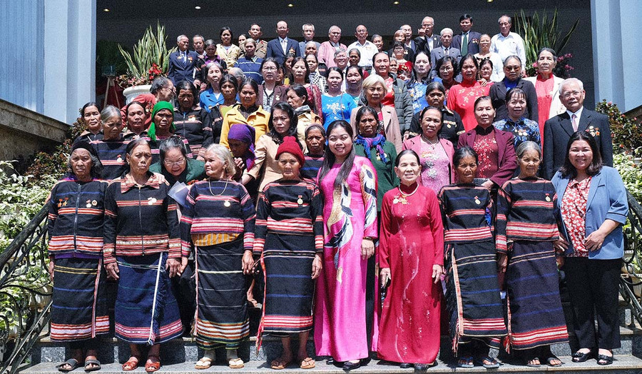 81 nữ cựu tù chính trị tiêu biểu chụp ảnh lưu niệm cùng lãnh đạo các sở, ngành trong ngày họp mặt. Ảnh: Hoàng Ngọc 81 nữ cựu tù chính trị tiêu biểu chụp ảnh lưu niệm cùng lãnh đạo các sở, ngành trong ngày họp mặt. Ảnh: Hoàng Ngọc