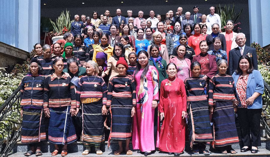 81 nữ cựu tù chính trị tiêu biểu chụp ảnh lưu niệm cùng lãnh đạo các sở, ngành trong ngày họp mặt. Ảnh: Hoàng Ngọc