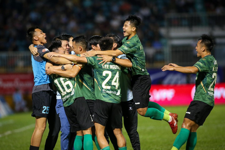 Niềm vui của các cầu thủ câu lạc bộ TP.HCM sau chiến thắng quan trọng trước Hoàng Anh Gia Lai. Ảnh: HCMFC