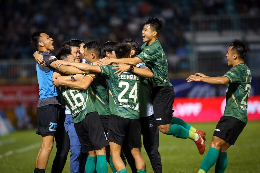 Niềm vui của các cầu thủ câu lạc bộ TP.HCM sau chiến thắng quan trọng trước Hoàng Anh Gia Lai. Ảnh: HCMFC
