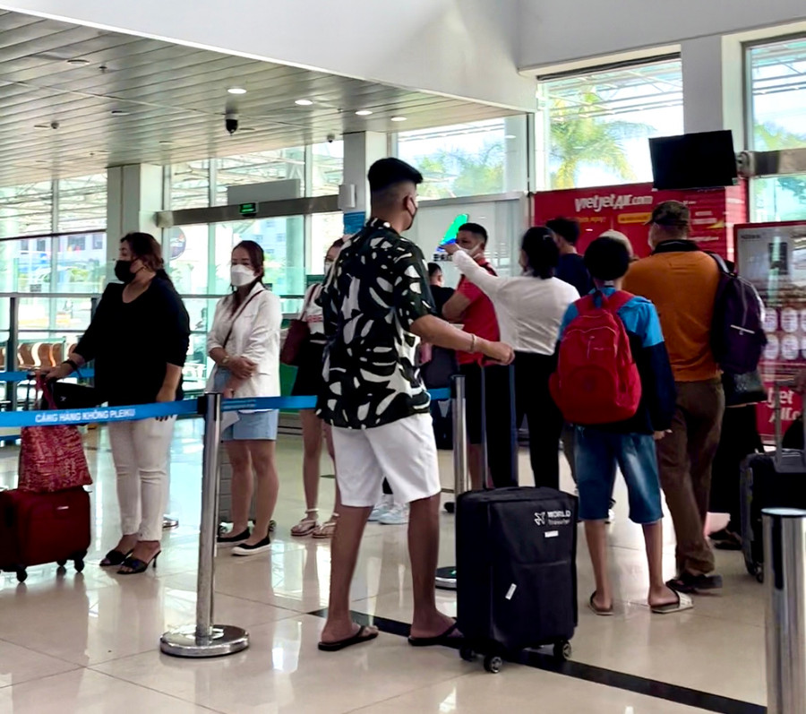 Các cảng hàng không có không được vận chuyển 2 hành khách T.Q.T. và N.D.T. trong thời gian bị cấm bay. Ảnh minh họa: Phương Vi Hành khách làm thủ tục tại sân bay. Ảnh: Phương Vi