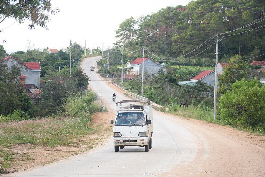 Các tuyến đường giao thông trên địa bàn huyện Kbang được quan tâm đầu tư đấu nối với đường tỉnh, quốc lộ phục vụ nhu cầu đi lại, giao thương của người dân. Ảnh: Minh Nguyễn