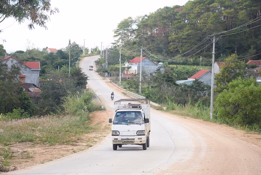 Các tuyến đường giao thông trên địa bàn huyện Kbang được quan tâm đầu tư đấu nối với đường tỉnh, quốc lộ phục vụ nhu cầu đi lại, giao thương của người dân. Ảnh: Minh Nguyễn