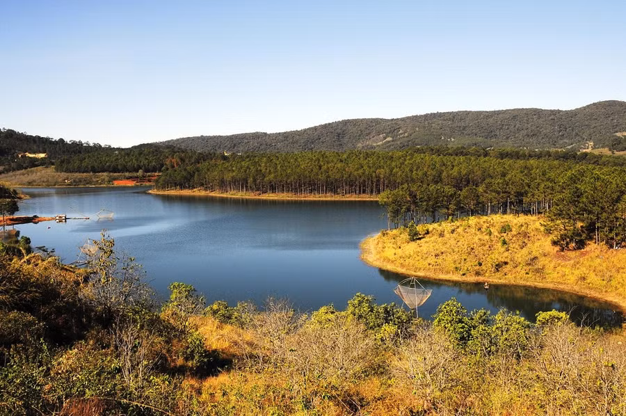 Khung cảnh bình yên trên hồ. Ảnh: VF Travel