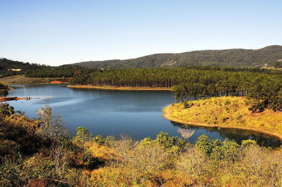 Khung cảnh bình yên trên hồ. Ảnh: VF Travel