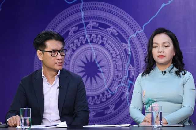 Ông Hồ Thanh Tùng và bà Nguyễn Đức Thạch Diễm tại Tọa đàm - Ảnh: VGP/Nhật Bắc