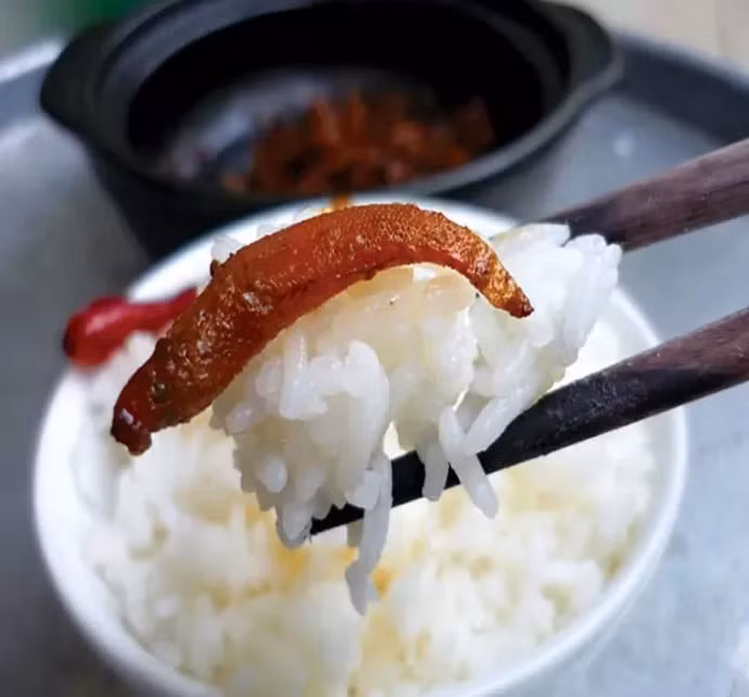 Cá bống sông Trà có mùi thơm và màu cánh gián đặc trưng, thường được ăn cùng cơm trắng hoặc cháo. Ảnh: P.V
