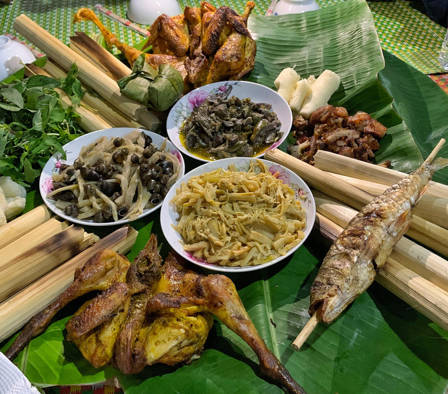 Ẩm thực truyền thống phục vụ du khách tại làng Mơ Hra-Đáp. Ảnh: Hoàng Ngọc Ẩm thực truyền thống phục vụ du khách tại làng Mơ Hra. Ảnh: Hoàng Ngọc