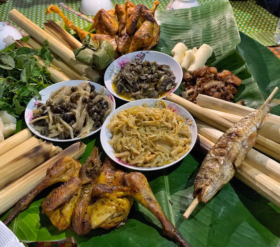 Ẩm thực truyền thống phục vụ du khách tại làng Mơ Hra. Ảnh: Hoàng Ngọc