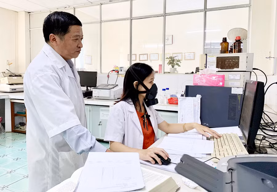  Dược sĩ Đỗ Anh Tuấn luôn gương mẫu đi đầu trong thực hiện nhiệm vụ của cơ quan. Ảnh: Như Nguyện