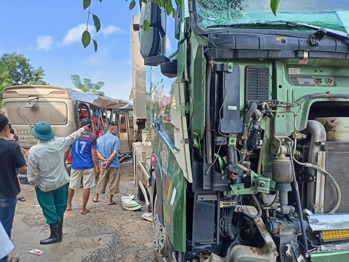 Hiện trường vụ tai nạn giao thông khiến 20 người bị thương. Ảnh: Facebook